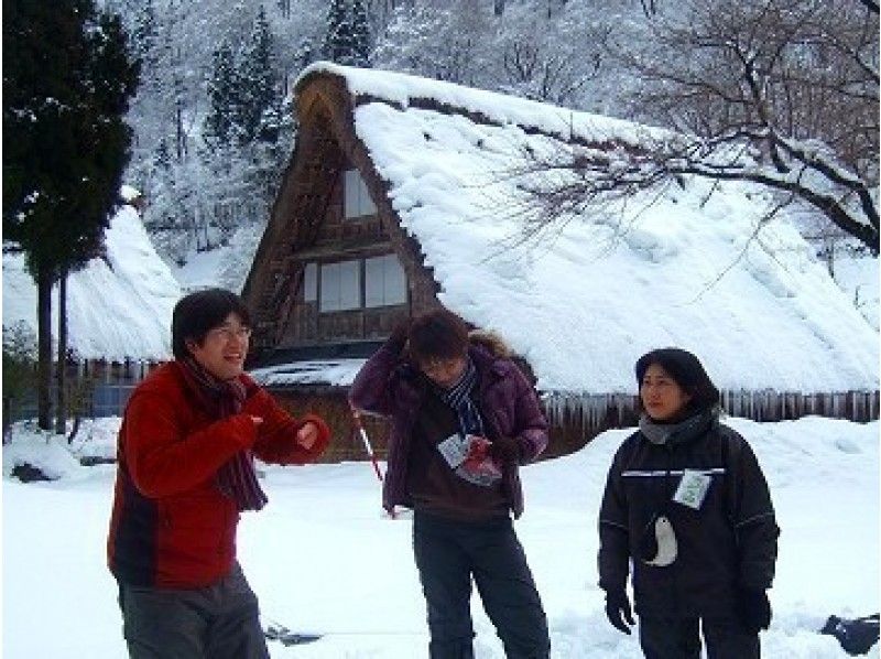 【富山・五箇山】ガイドの丁寧なサポートで初めての方も安心！スノーシュー体験