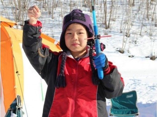 [Hokkaido Tokachi] Smelt fishing experience on Lake Sahoro ice! Even first-timers are safe with a guide!の画像