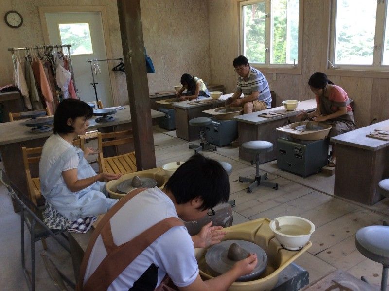 【群馬・草津】自由な発想でお手軽に陶芸体験(電動ろくろ体験)小品クラス(約60分)