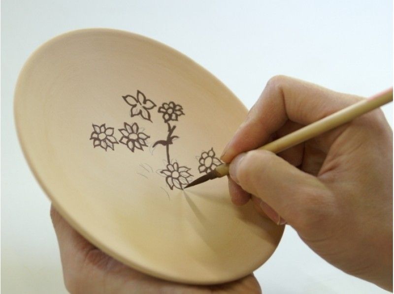 【京都・宇治】初心者歓迎！湯のみやお茶碗にオリジナルの模様を！絵付け体験