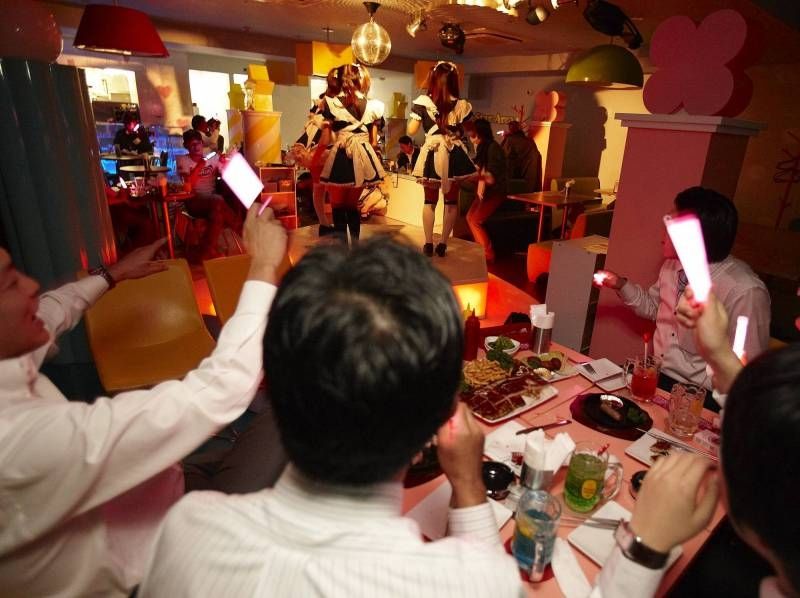 【東京・秋葉原】駅近の夢の国!気軽なメイドカフェ体験〔メイド服体験orライブ体験付きプラン〕