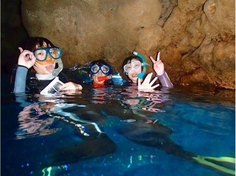 【北谷店】【プライベート】青の洞窟でサンセット・ビーチ・シュノーケリング♫ 水中写真プレゼントの紹介画像