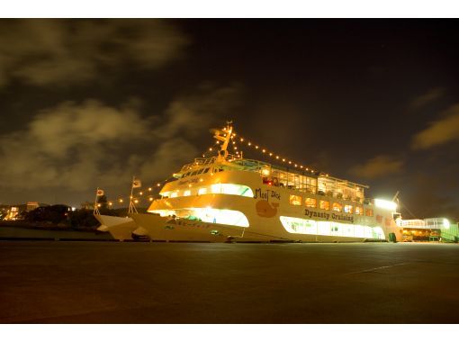 【冲绳那霸】一边聆听现场音乐，一边欣赏夜景，享受优雅的晚餐游船之旅！の画像