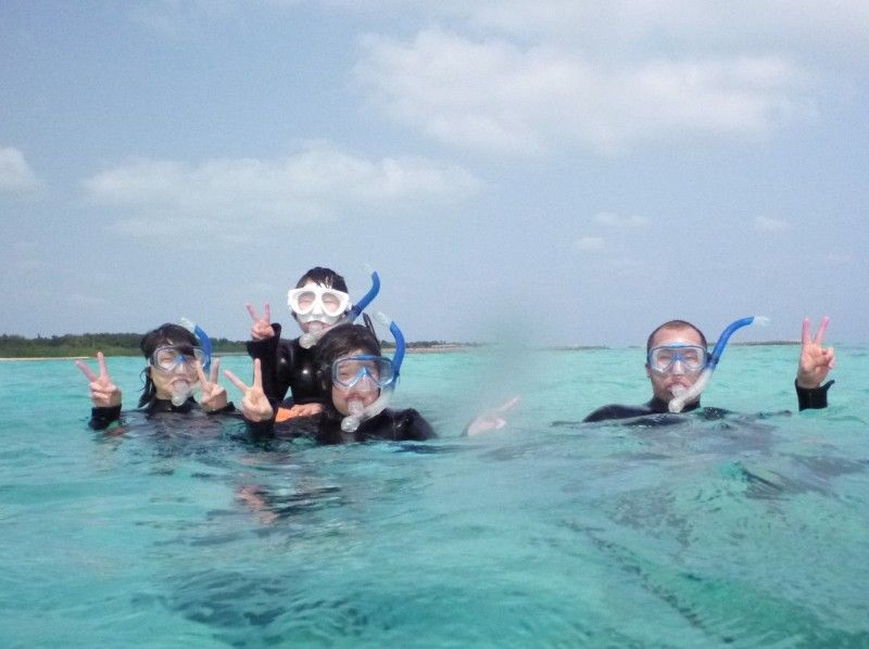 [โอกินาว่า/ รอบเกาะอิชิกากิ / เกาะอิริโอะโมะเตะ] ออกจากชายหาดแล้วไปทางเรือ มาตรฐานการดำน้ำตื้น(Snorkeling)ทัวร์วงแหวนの紹介画像