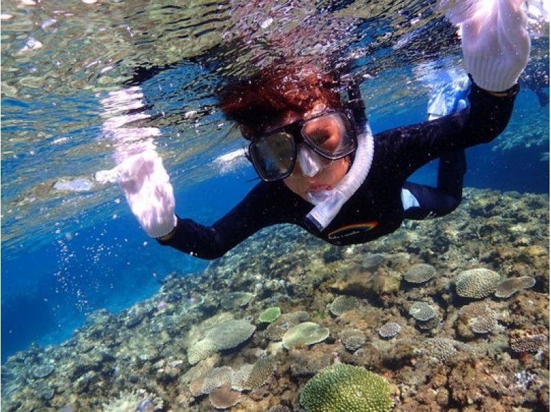 【沖縄・読谷村】壮大な珊瑚礁の中で熱帯魚とふれあう!〔シュノーケリングコース〕写真プレゼントつき!
