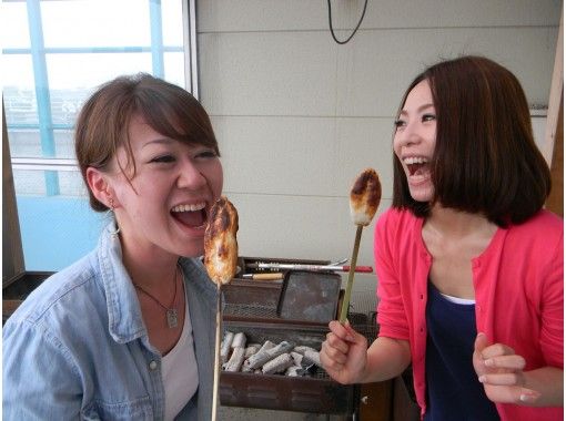 【宮城・塩竈】笹かまぼこ工場で焼きたてを食べよう！（笹かまぼこ焼き体験）ミニ笹かま詰合せのお土産付きの画像