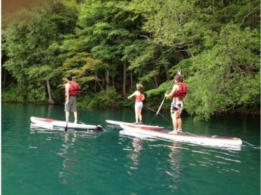 [Nagano, Omachi City] SUP experience! Lessons - Walking on the quiet Lake Aoki with a guide ♪ Courses with lunch or BBQ includedの画像