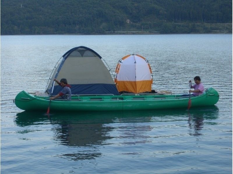 เต็นท์พักอยู่บนทะเลสาบอาโอกิที่แสงดาวกำลังตกลงมาの紹介画像