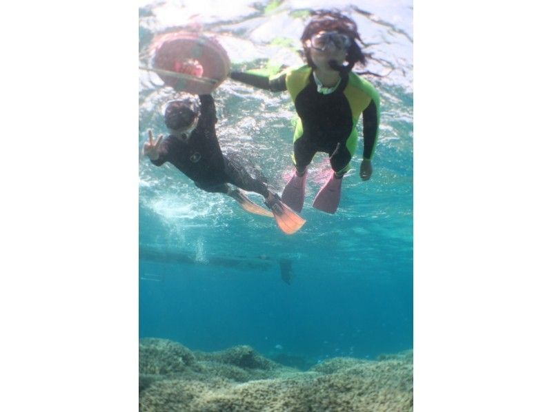 【沖縄・うるま】無人島の贅沢BBQもセット!神秘の海で熱帯魚と泳ごう♪シュノーケルプラン