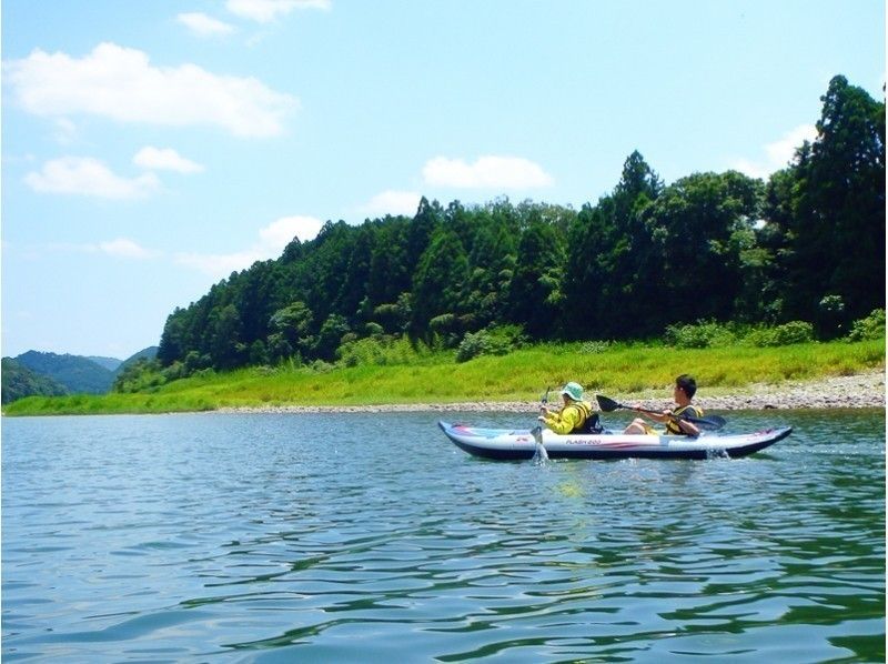 A couple enjoying a river kayak tour in Mie's "Power Zone"