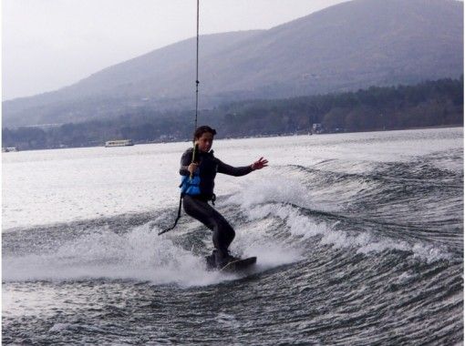 【山梨・山中湖】水上を横滑り！ウェイクボード体験（20分）の画像