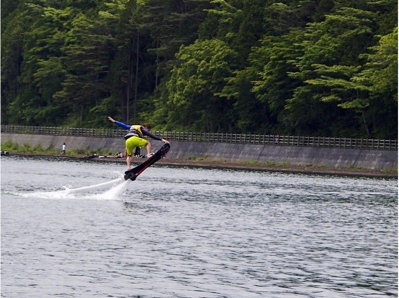 【 Yamanashi / Yamanakako】 Flying surfing! hoverboard experience (20 minutes)の紹介画像