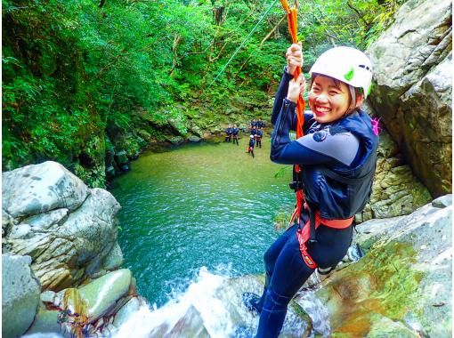 [Okinawa Yanbaru] Hidden Shower Climbing & Canyoning | Adventure in the World Heritage Forest with Zip Slides and Natural Water Slides (Video Included)の画像