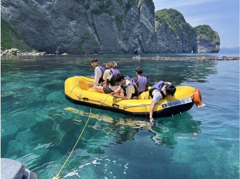 【北海道・小樽塩谷】海の秘境へご案内「青の洞窟周遊クルーズ」選べるボート2種類の紹介画像