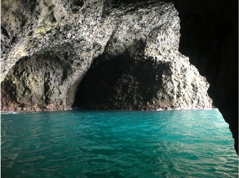 【北海道・小樽】海の秘境へご案内「青の洞窟探検クルーズ」選べるボート2種類