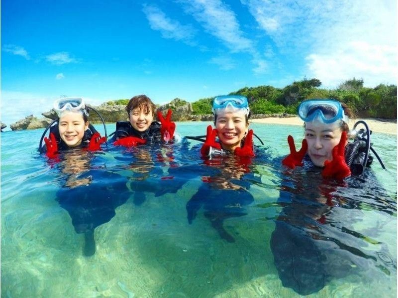 【沖縄・恩納村・青の洞窟】ビーチ熱帯魚体験ダイビング&青の洞窟シュノーケル半日お得なセットコース♪
