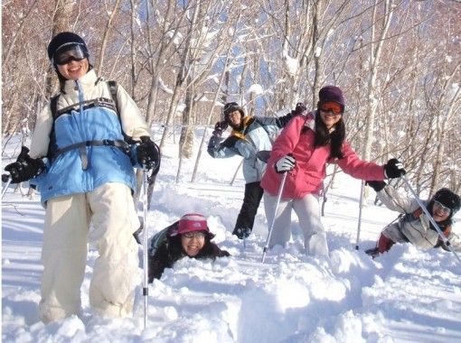 [กุมมะ/มินาคามิ] สำหรับผู้เริ่มต้น! เดินเล่นในโลกของเงิน! ประสบการณ์กิจกรรมเดินหิมะ(Snowshoes) (หลักสูตรครึ่งวัน)の画像