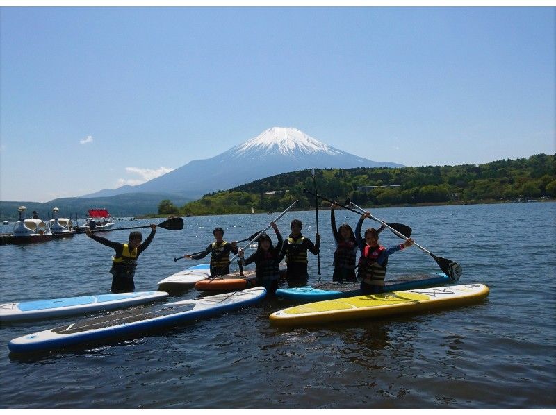 山梨・山中湖「AIR　STREAM(エアストリーム)」　SUP（サップ）体験を楽しむ人々