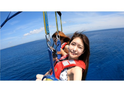 【那覇発 Gopro無料レンタル付き】☆新型ボートで行く安心・安全・清潔☆ 絶景パラセーリングの画像