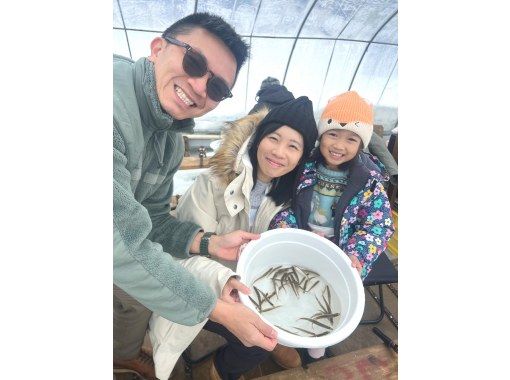 【北海道・南富良野】金山湖で冬の風物詩で氷上ワカサギ釣り～釣った後の天ぷら付き！６才からＯＫの画像