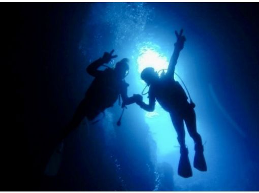 ボート代込❤VR撮影カメラInsta360 3名以上予約で無料【恩納村・青の洞窟１組専属体験ダイビングボートで楽々】GoPro＆魚の餌無料の画像