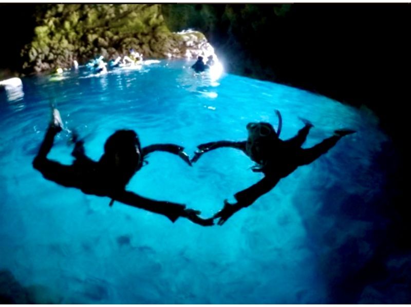 3名以上参加でInsta360無料☆当日予約大歓迎❤️2歳から【恩納・楽々ボート青の洞窟・1組専属シュノーケリング】魚餌付無料☆5名からお得の紹介画像