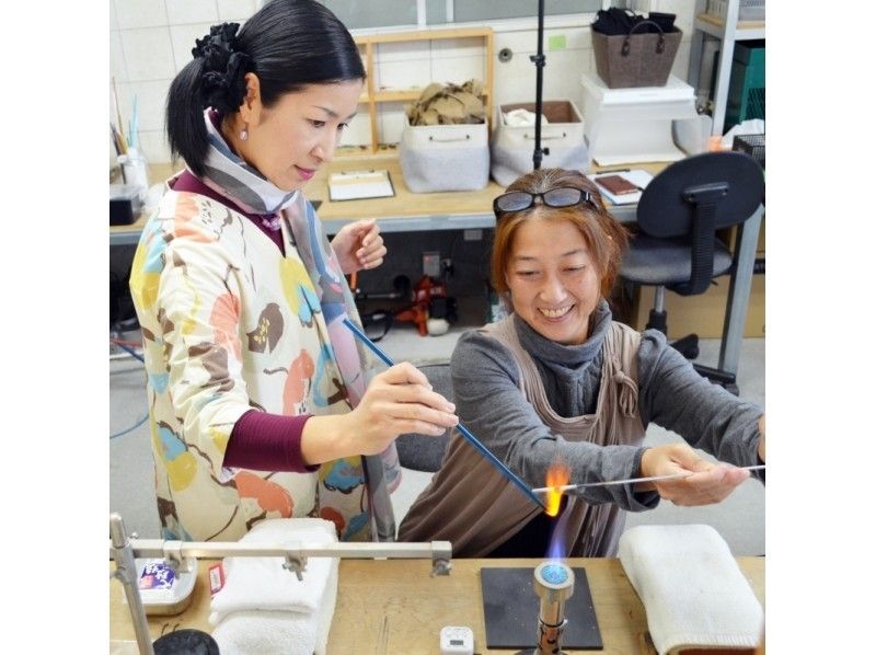【沖縄・うるま】浜比嘉島のお塩を入れて作る！ とんぼ玉制作体験