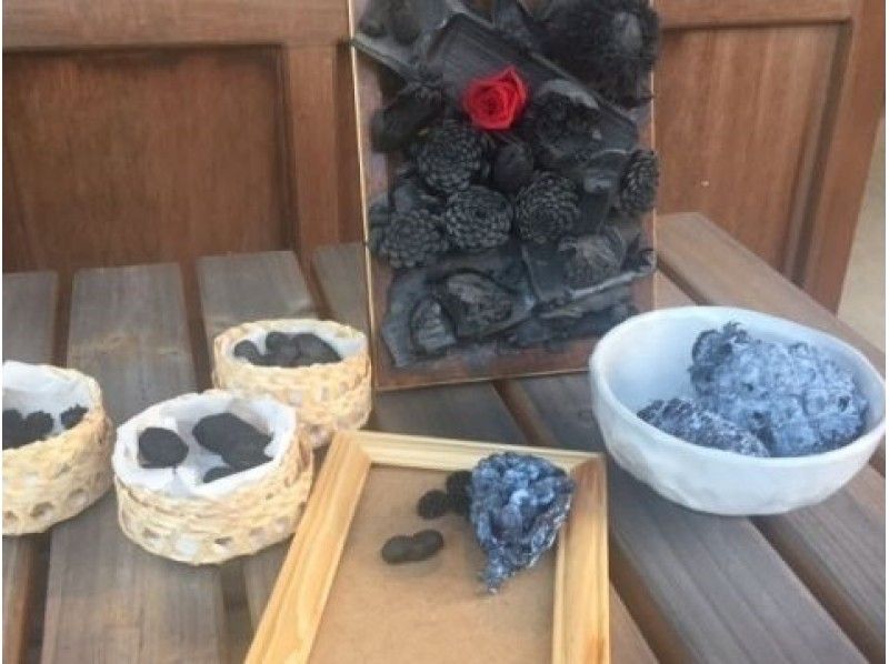 【三重県・伊勢市二見町】二見浦の松ぼっくりの炭で作った額縁『炭アート』