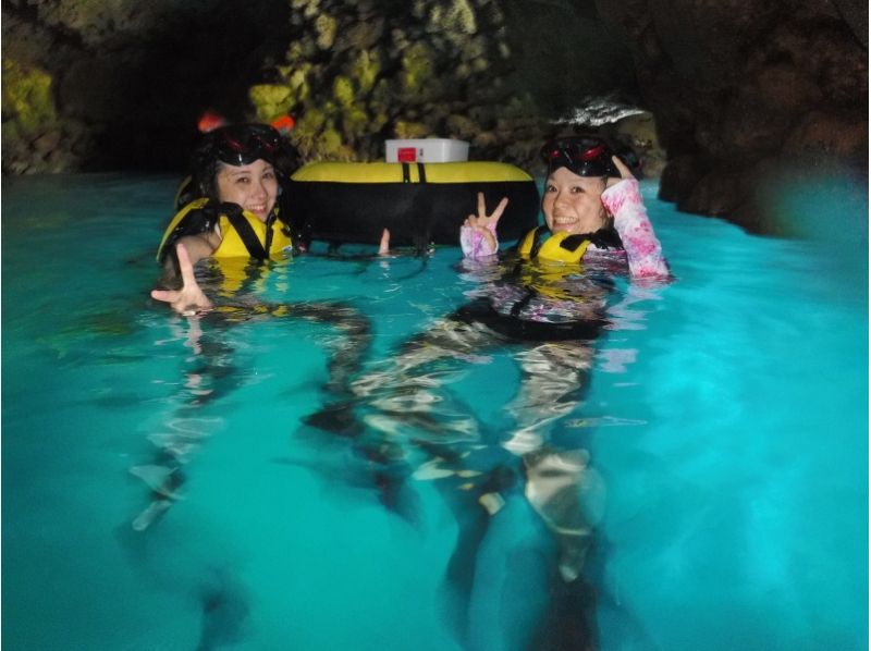 [D-2 plan] Minnajima & blue cave Snorkel & parasol SET plan (lunch: boarding fee included) includedの紹介画像