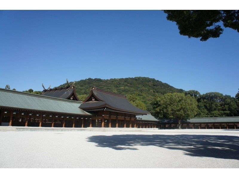 【奈良・伝統文化体験】「橿原神宮」畝傍山を背景に佇む内拝殿への長い廻廊を進み行く特別昇殿参拝の紹介画像