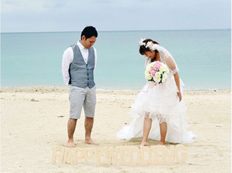 [Okinawa Naha] Minnajima & Blue Cave Snorkel & Beach Wedding Shoot & Parasol SET “F25 Plan” Transfer, Lunch, Boarding Fee Included!の紹介画像