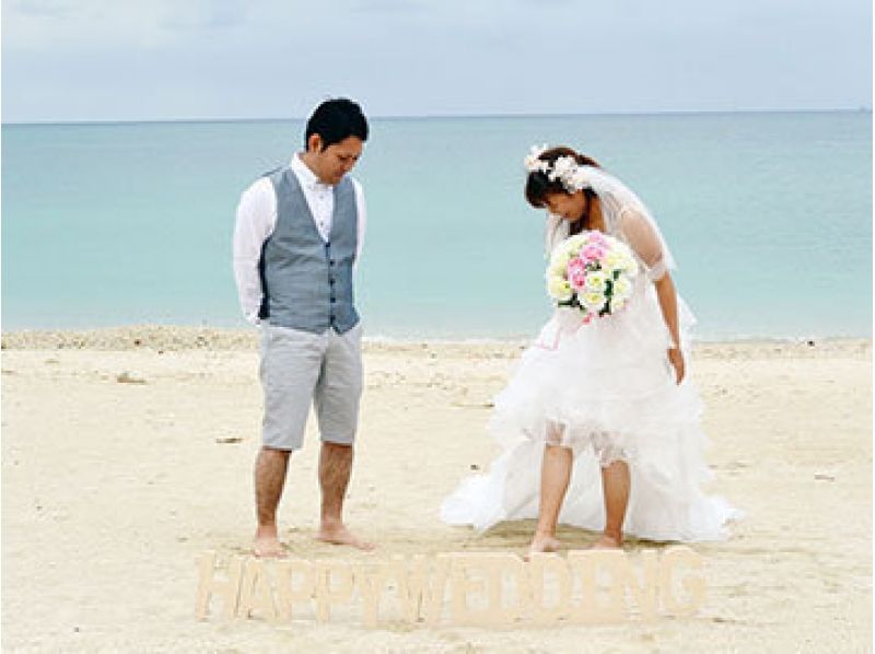 【F25 plan】 Minnajima & Blue cave with snorkel & beach wedding photography & parasol SETの紹介画像