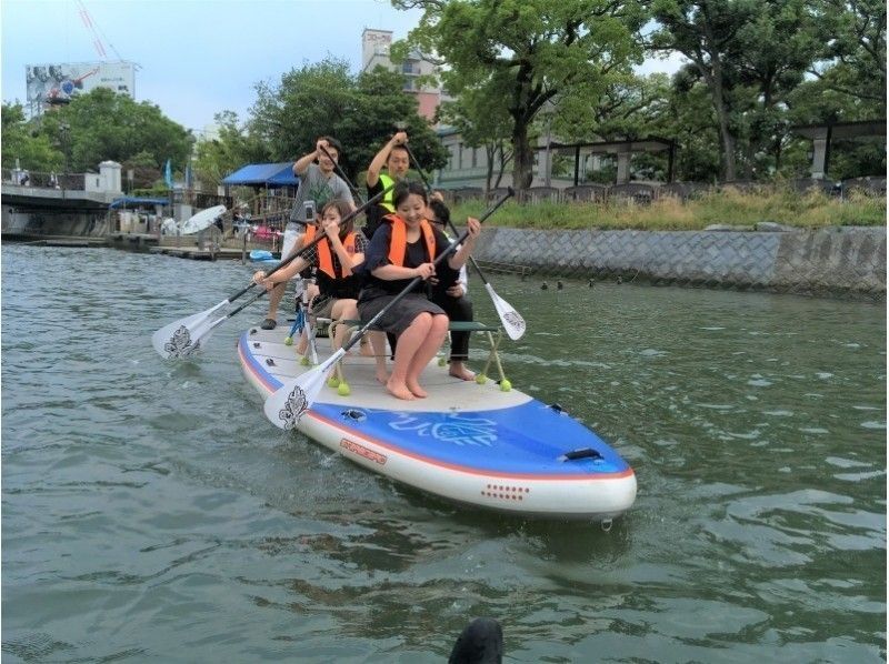 【福岡・西中洲・SUP】みんなで水辺でワイワイ！大型SUP（6人乗りボード）を貸切で楽しもう。