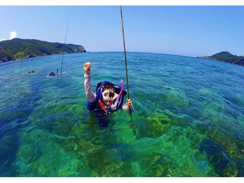 【鹿児島・奄美大島・釣り】泳ぎながら魚を釣りあげる！♪プカプカ泳ぎ釣りツアー