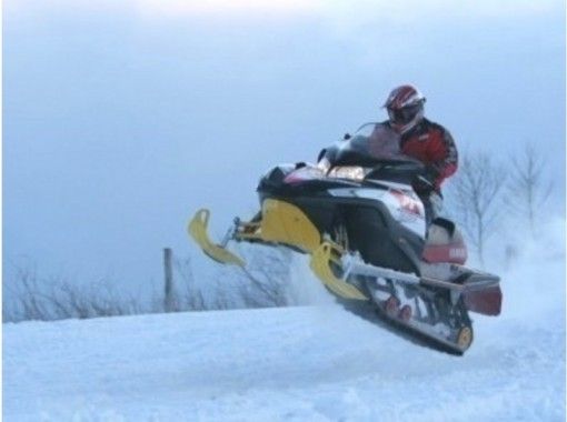【北海道・登別】1人乗りスノーモービル体験（60分フリーコース）の画像