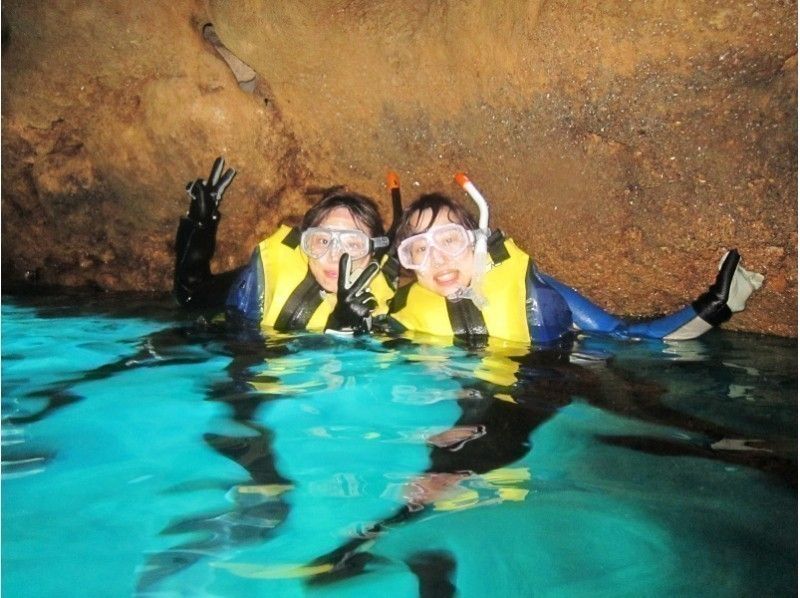 【沖縄・青の洞窟シュノーケル】青の洞窟と熱帯魚の餌付け満喫ツアー!写真&動画無料♪ 沖縄人ガイド♪