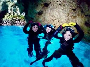 [Okinawa / Blue Cave / Snorkel] Enjoy the blue cave and tropical fish feeding