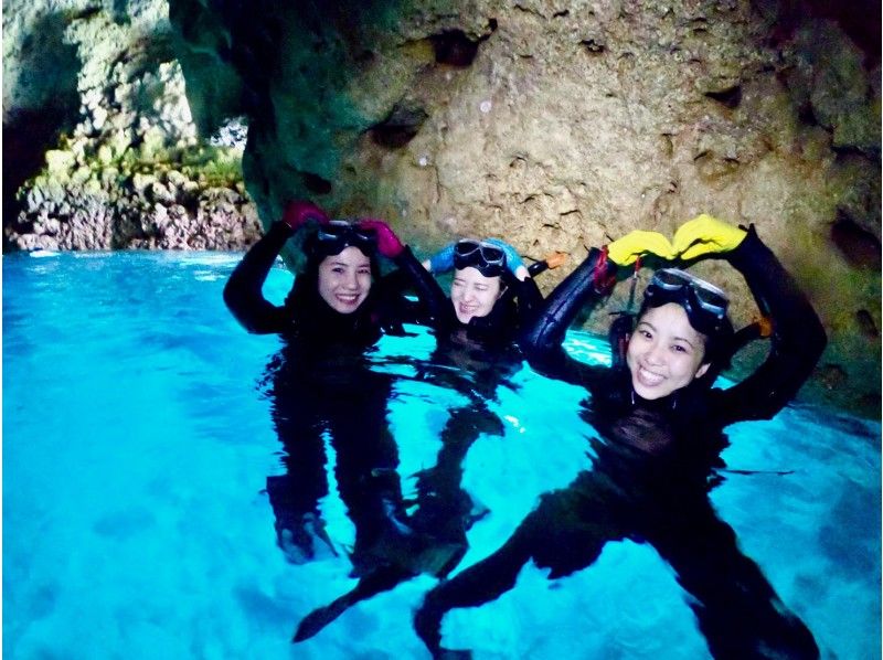 [Okinawa / Blue Cave / Snorkel] Enjoy the blue cave and tropical fish feeding ★ Popular GoPro photos & videos free ★ Local Okinawan guide ★ Reviews & photo satisfaction No1 ★の紹介画像