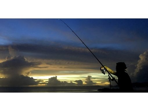 [沖縄·恩納村]釣魚夜釣課程♪讓我們瞄準月光下的大型遊戲！の画像