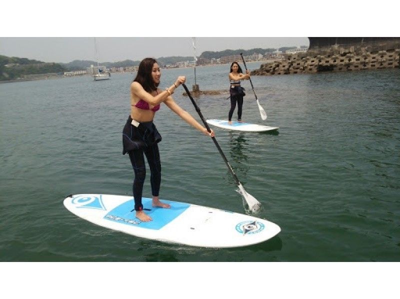 【神奈川・逗子・SUP】初挑戦の方でもOK！体験スクールで海上散歩しよう♪（海上での記念写真付き）
