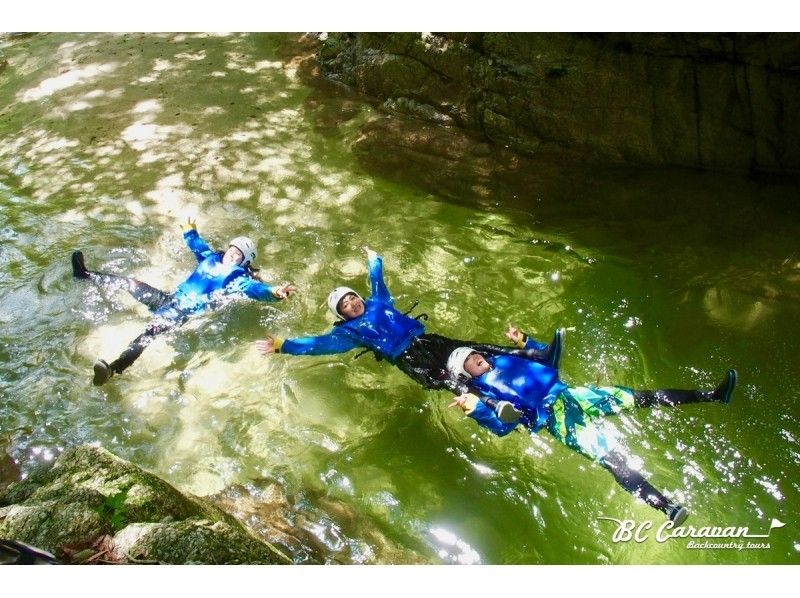 【三重・いなべ】鈴鹿山脈のキレイな川で遊ぼう!シャワークライミング「クリスタルキャニオンコース」
