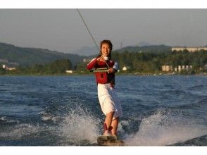 【山梨・山中湖】<お得セット>ウェイクボード体験15分+ハリケーンボート★学生料金あり★の画像