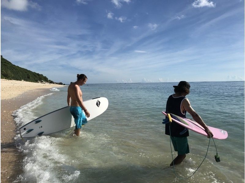 【미야코지마・서핑 체험】남쪽의 섬에서 서핑 데뷔♪보드・웨트슈트 등 렌탈 무료 초보자 레슨 인기 플랜