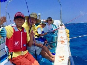 From Kadena Fishing Port, Okinawa, 3 years old and up can participate♪ Tropical fishing tour! [Same-day reservations accepted, and you can eat the fish you catch at a nearby restaurant!・First-timers welcome》の画像