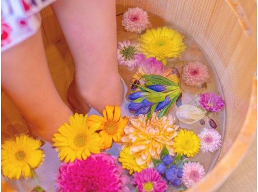 [Kyoto Arashiyama] Heal the fatigue of your trip! Flower footbath & foot massage to enjoy with all five senses (Ya 50 minutes course)の画像