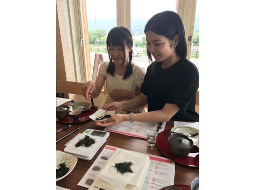 [京都/宇治]世界上一次独特的煎茶混合体验（带纪念品40克，英语还可以）の画像