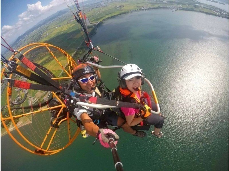 【滋賀県　琵琶湖】パラグライダーで琵琶湖上空へ！タンデムフライト体験コース(無料記念撮影付)