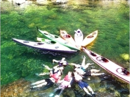 【Kagoshima · Yakushima】 The best time for light to be inserted in deep valleys! River Kayak Runch Tourの画像