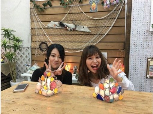 [Hyogo/Kobe] "Super Summer Sale 2024" Lampshade Making - Make a stained glass-style lampshade using marine glass and seashells!の画像