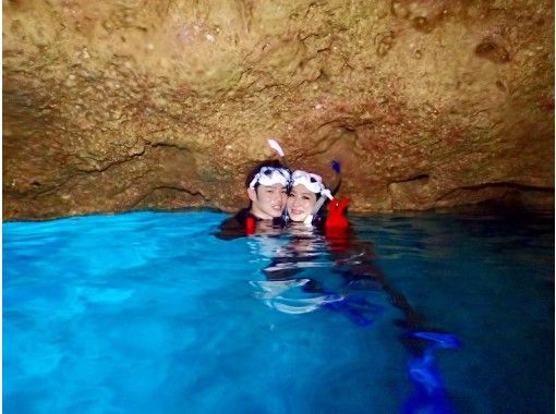 【沖繩·恩納村】藍色洞穴浮潛乘船！照片拍攝和數據免費♪我將與LINE一起發送の画像